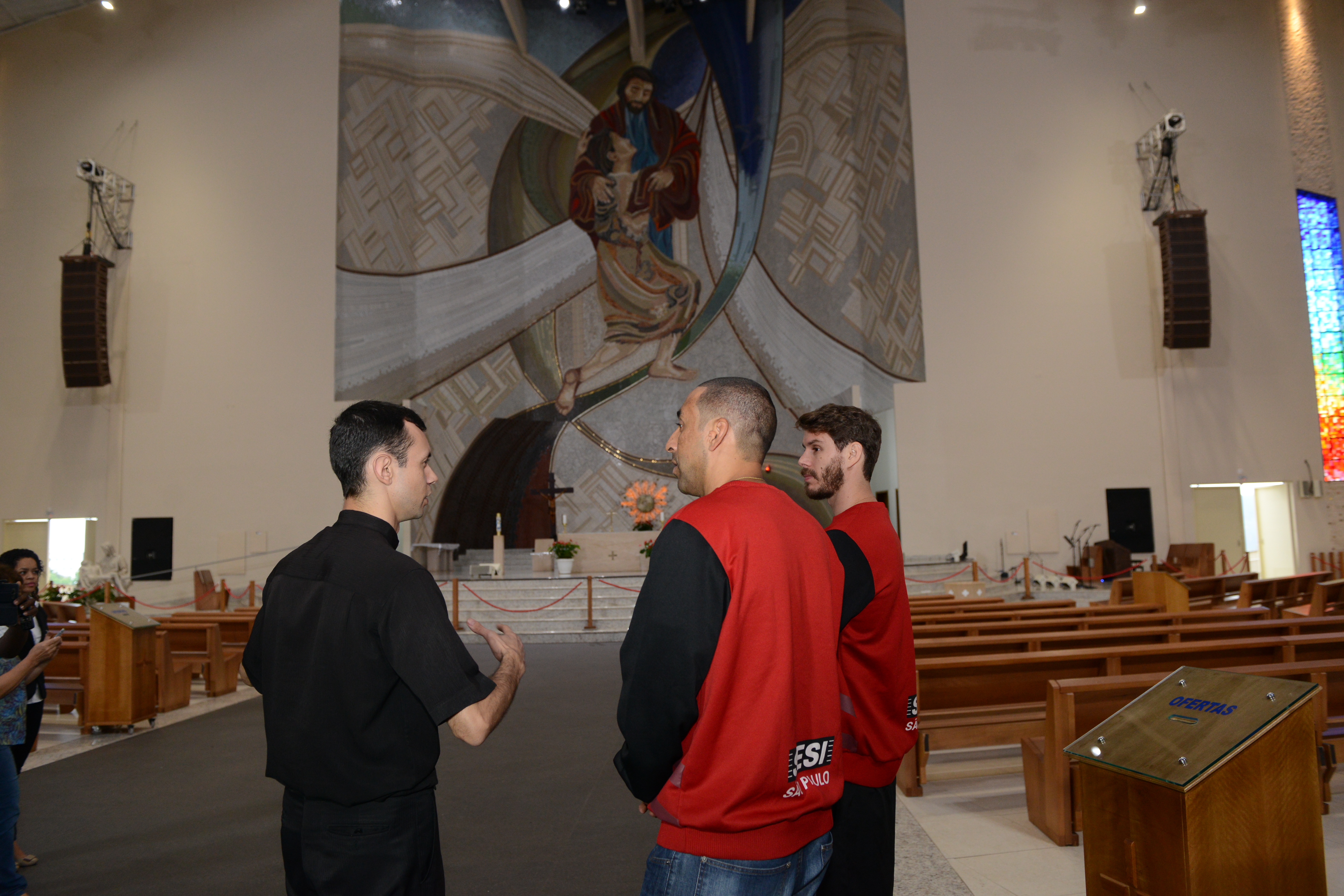 Padre Mário Prado, vice-reitor do Santuário, acompanha Bruninho e Serginho durante visita / Foto: Wesley Almeida-CN